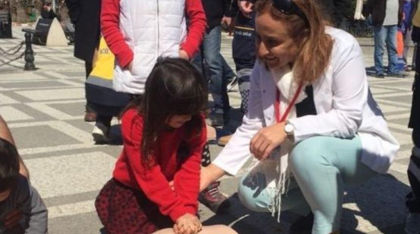 &Ouml;ğrenciler Vatandaşa İlk Yardım Eğitimi Verdi