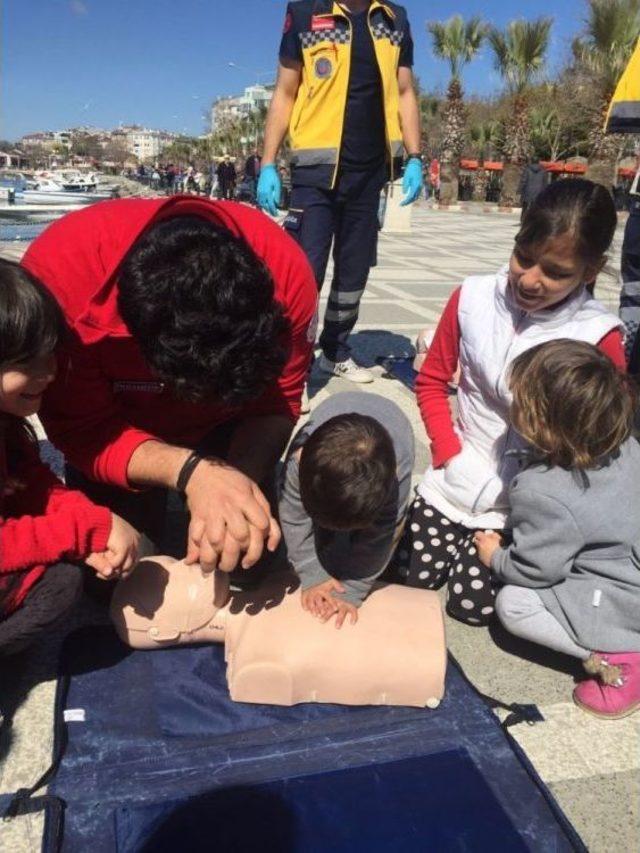 Öğrenciler Vatandaşa İlk Yardım Eğitimi Verdi