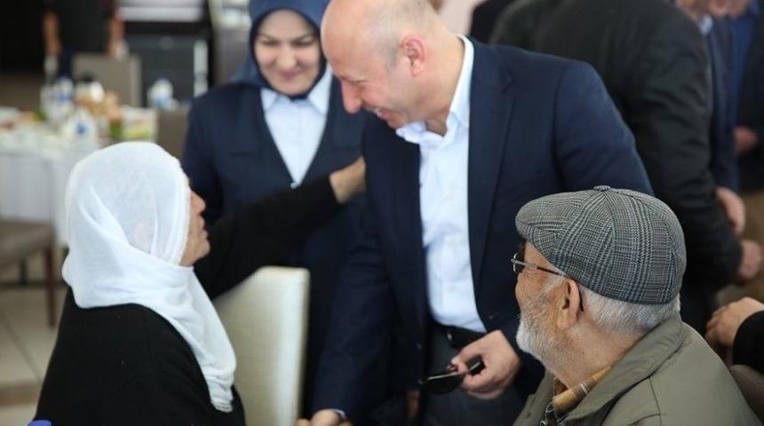 &Ccedil;olakbayrakdar &Ccedil;ifti, Yaşlıları Marina&rsquo;da Ağırladı