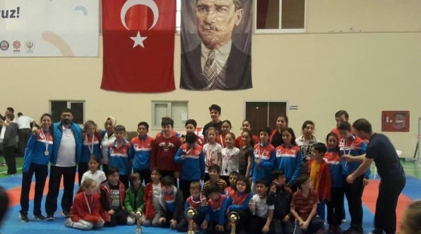 Biga Karate Gen&ccedil;lik Spor Kul&uuml;b&uuml; Genel Klasmanda Şampiyon
