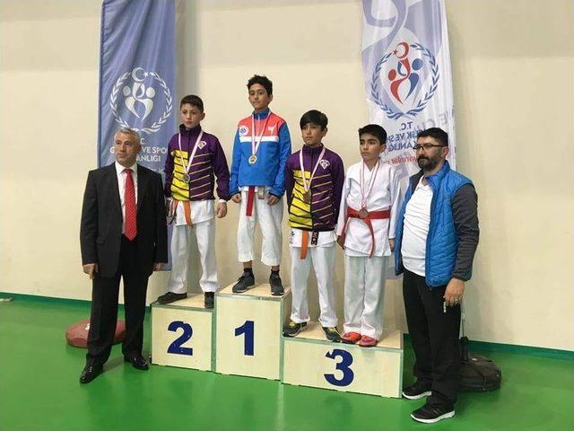 Biga Karate Gençlik Spor Kulübü Genel Klasmanda Şampiyon 1