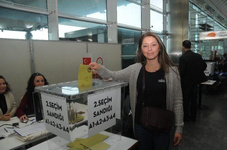 Atatürk Havalimanı’nda Referandum Oylaması Başladı G5
