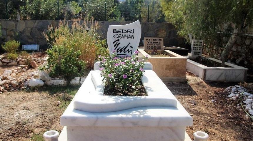 &Uuml;nl&uuml; Karikat&uuml;rist Bedri Koraman&rsquo;ın Mezarı A&ccedil;ıldı