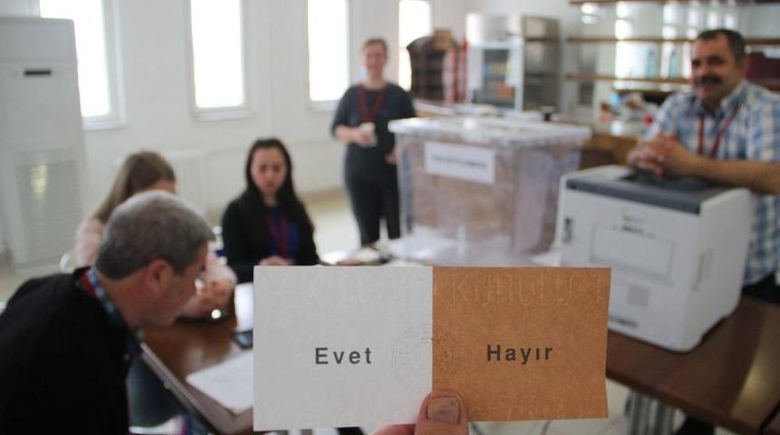 Gurbet&ccedil;i Vatandaşların Referandum İ&ccedil;in Oy Kullanımı Başladı