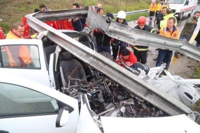 Bariyerler Saplanan Otomobilin Sürücüsü Yaralandı