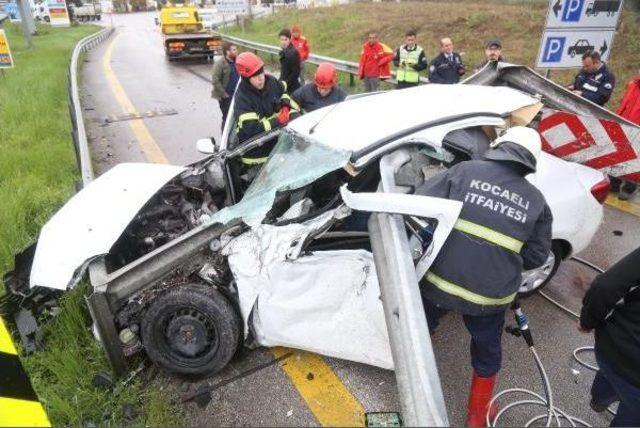 Bariyerler Saplanan Otomobilin Sürücüsü Yaralandı