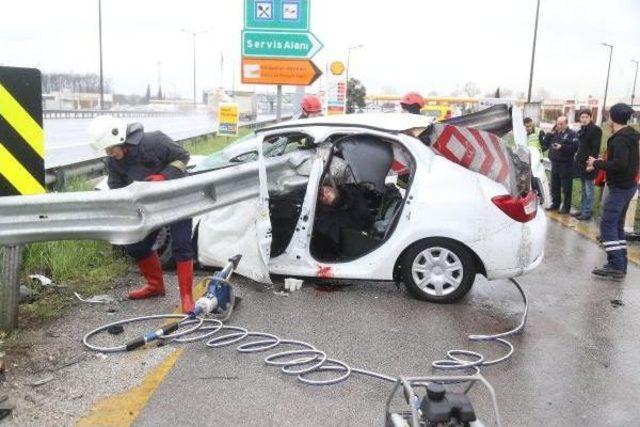 Bariyerler Saplanan Otomobilin Sürücüsü Yaralandı