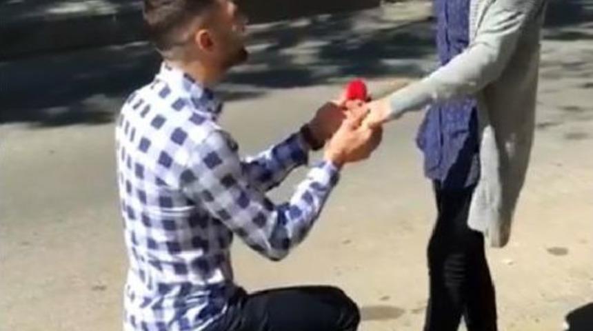 Okul &Ccedil;ıkışı S&uuml;rpriz Evlenme Teklifi