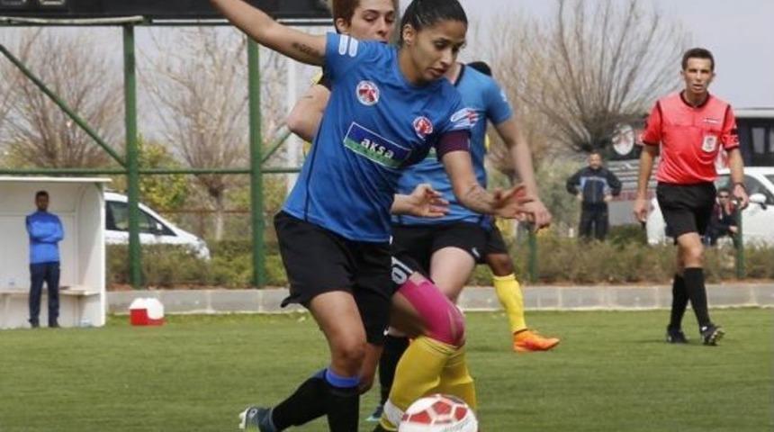 Kadınlar Ma&ccedil;ında Dostluk Kazandı