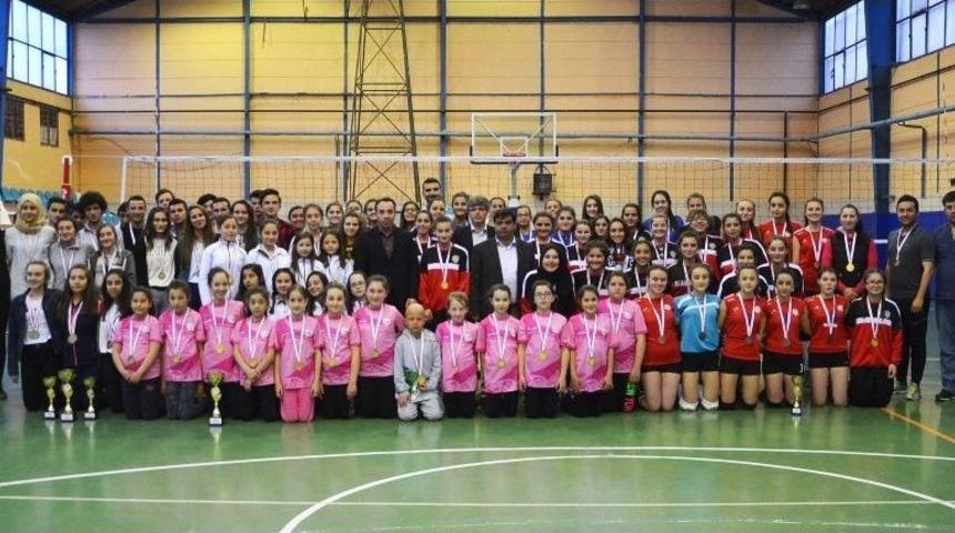 Boz&uuml;y&uuml;k Belediyesi İdman Yurdu Spor Voleybol Takımı Kupaları Topladı