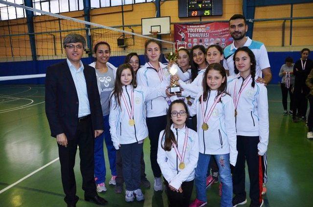 Bozüyük Belediyesi İdman Yurdu Spor Voleybol Takımı Kupaları Topladı