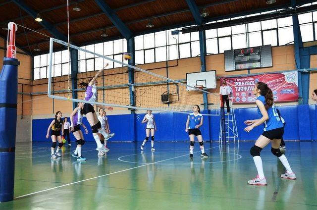 Bozüyük Belediyesi İdman Yurdu Spor Voleybol Takımı Kupaları Topladı