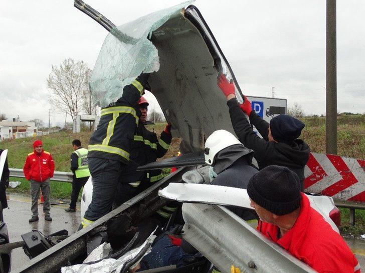 Tem Otoyolunda Otomobil Bariyerlere Ok Gibi Saplandı G4