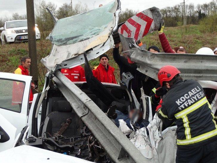 Tem Otoyolunda Otomobil Bariyerlere Ok Gibi Saplandı G5