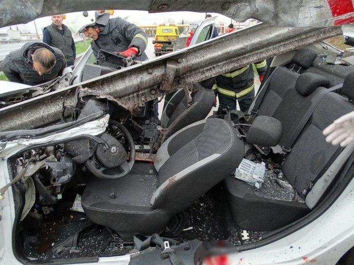 Tem Otoyolunda Otomobil Bariyerlere Ok Gibi Saplandı G1