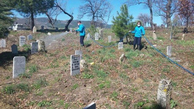 Manisa Genelinde Mezarlıklar İlaçlanıyor