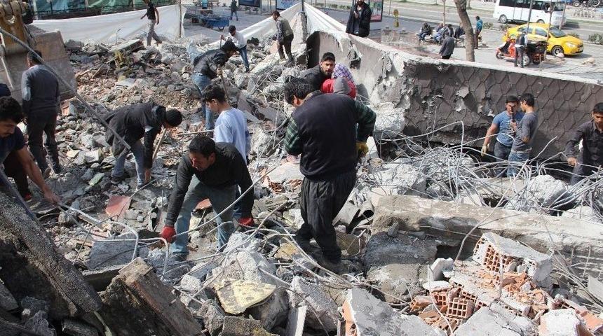 Yıkılan Binanın Demirleriyle Ge&ccedil;imlerini Sağlıyorlar