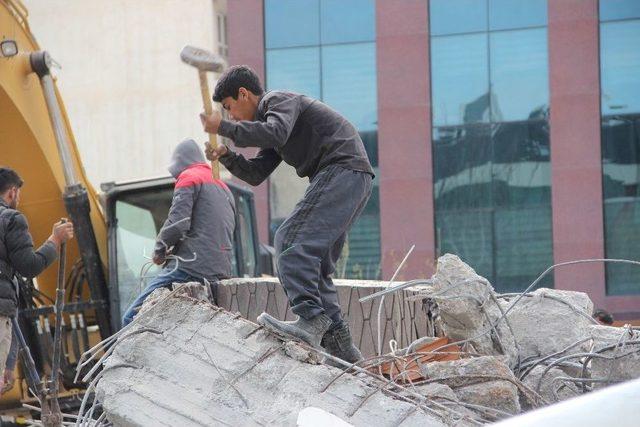 Yıkılan Binanın Demirleriyle Geçimlerini Sağlıyorlar