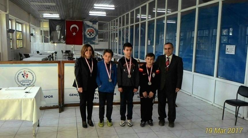 &Ccedil;amlıca Okulları &Ouml;ğrencileri Satran&ccedil; Turnuvasında İkinci Oldu