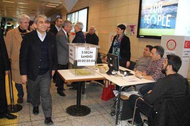 Chp Heyeti, Atatürk Havalimanı’nda Oy Sandıklarını Gezdi