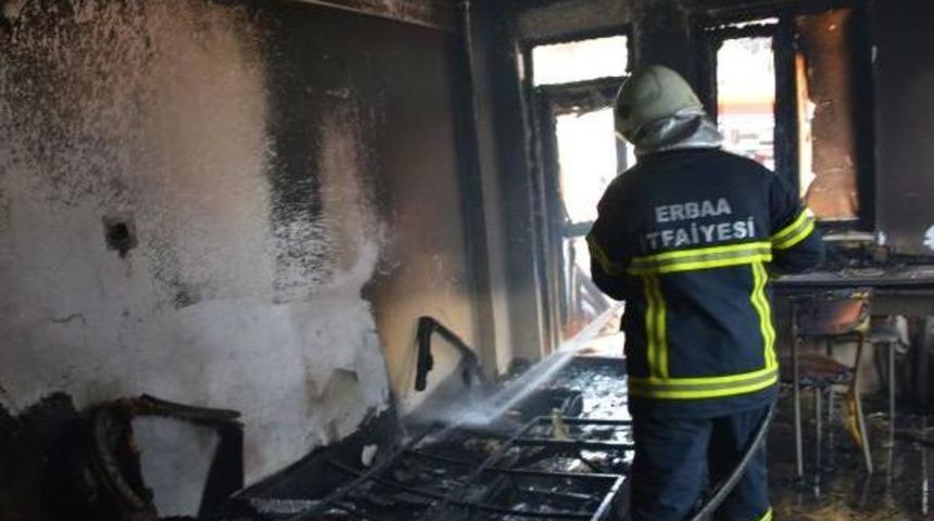 Yaşlı &Ccedil;ifti Yangından Torunları Kurtardı