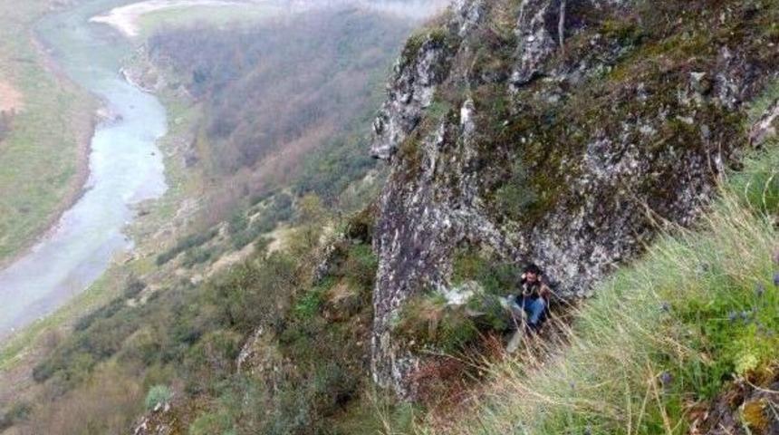Piknik Yolunda Mahsur Kalan &Uuml;niversiteliyi Itfaiye Kurtardı