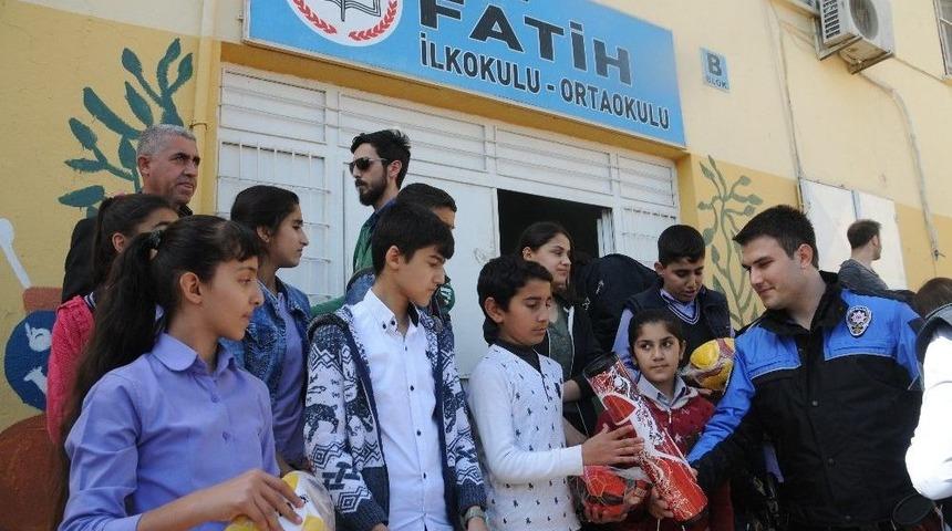 Cizre Polisinden &Ouml;ğrencilere Hediye