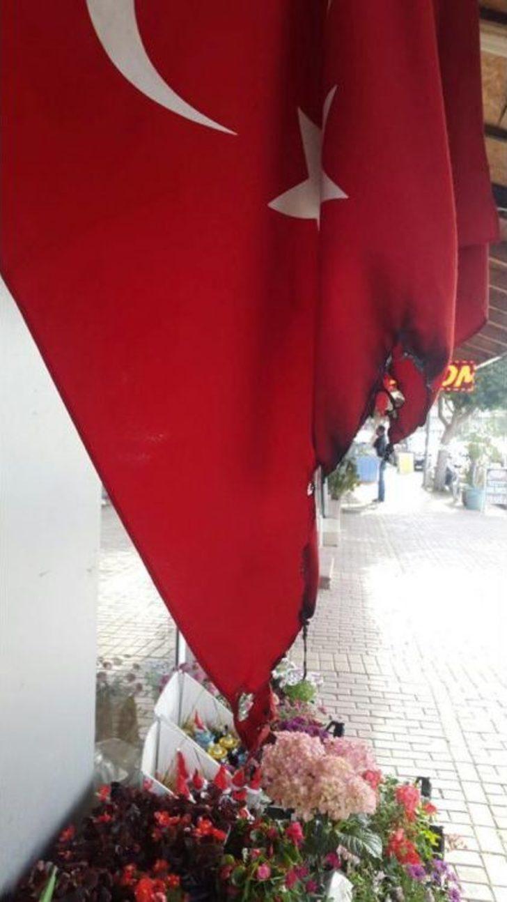 İşyerinin Önündeki Türk Bayrakları Yakıldı