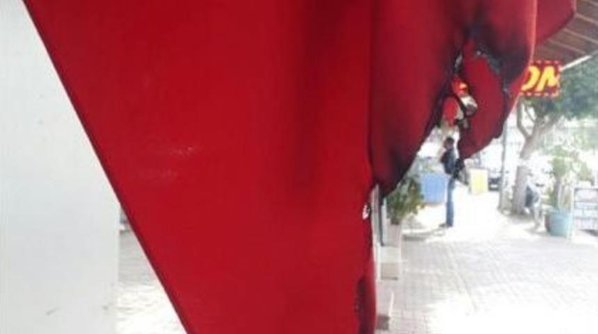 İşyerinin &Ouml;n&uuml;ndeki T&uuml;rk Bayrakları Yakıldı