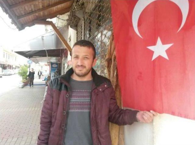 İşyerinin Önündeki Türk Bayrakları Yakıldı