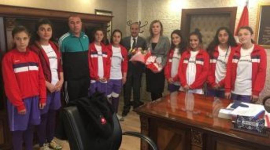 Kız Futbol Takımından Kaymakam U&ccedil;ar&rsquo;a Ziyaret
