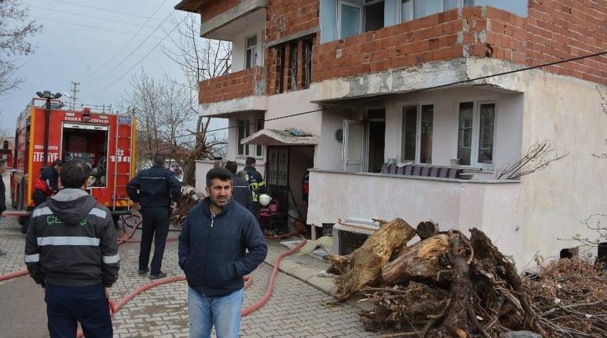 İki Kardeş Dede Ve Ninesini Yangından Kurtardı