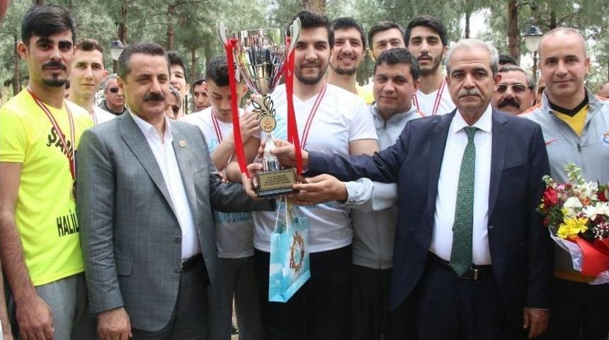 Haliliye Voleybol Takımı Kentin G&ouml;zdesi Oldu