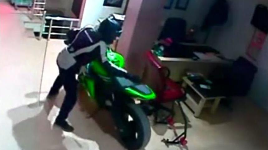 70 Bin Tl&rsquo;lik Motoru 4 Saniyede &Ccedil;alarken Kameralara Yakalandılar