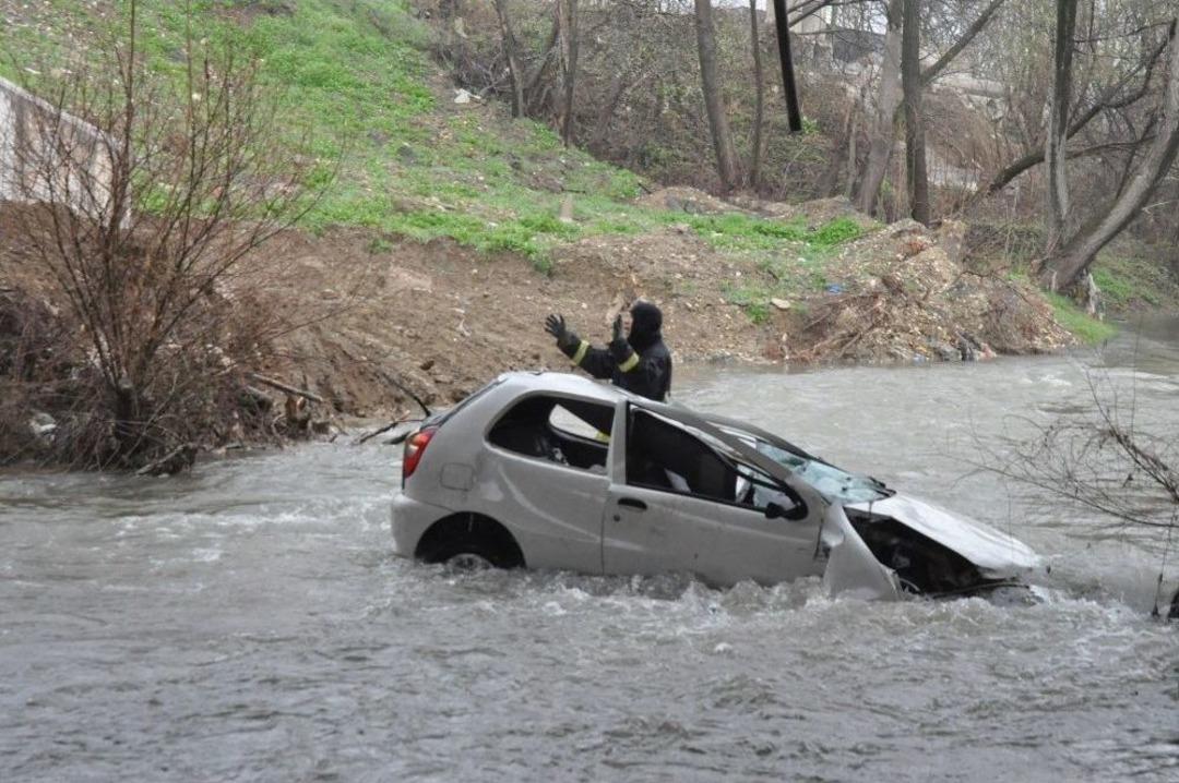 Dereye U&ccedil;an Kadın S&uuml;r&uuml;c&uuml;y&uuml; Vatandaşlar Kurtardı