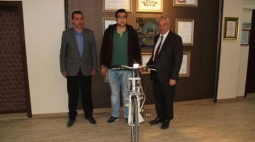 Başkan Karayol Başarılı &Ouml;ğrencileri &Ouml;d&uuml;llendiriyor