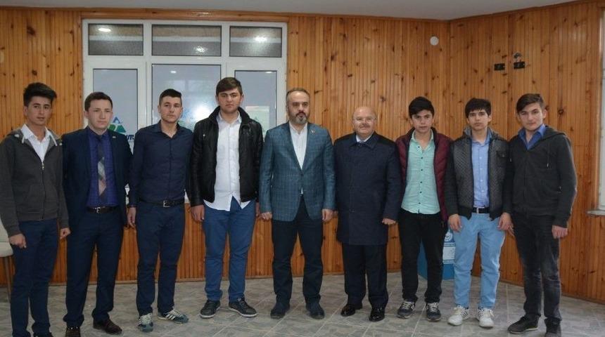 Mobilyacı Olmak İ&ccedil;in Evlerinden 350 Kilometre Uzakta Eğitim G&ouml;r&uuml;yorlar