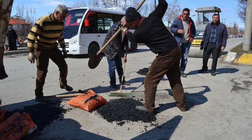 Muş&rsquo;ta Bozulan Yollar Onarılıyor