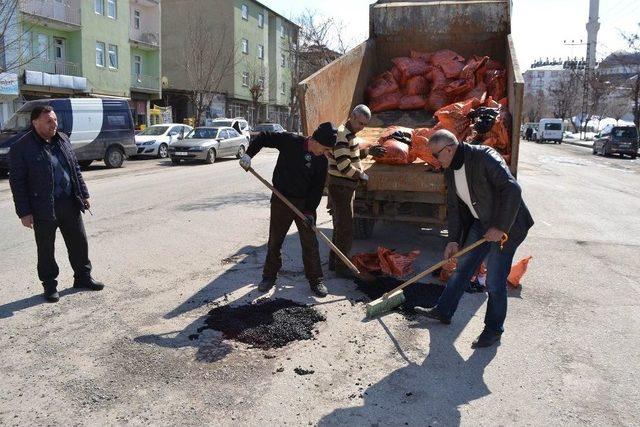 Muş’ta Bozulan Yollar Onarılıyor