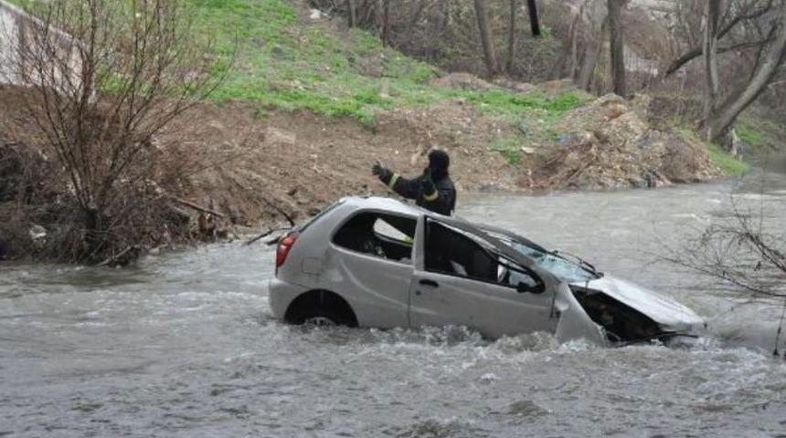 İneg&ouml;l'de Dereye U&ccedil;an Otomobilin S&uuml;r&uuml;c&uuml;s&uuml; Ağır Yaralandı