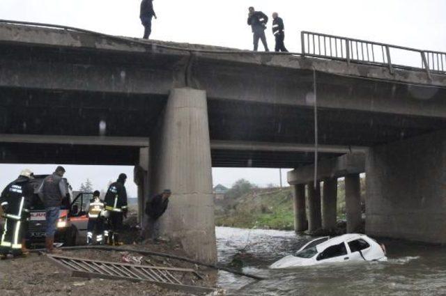 İnegöl'de Dereye Uçan Otomobilin Sürücüsü Ağır Yaralandı