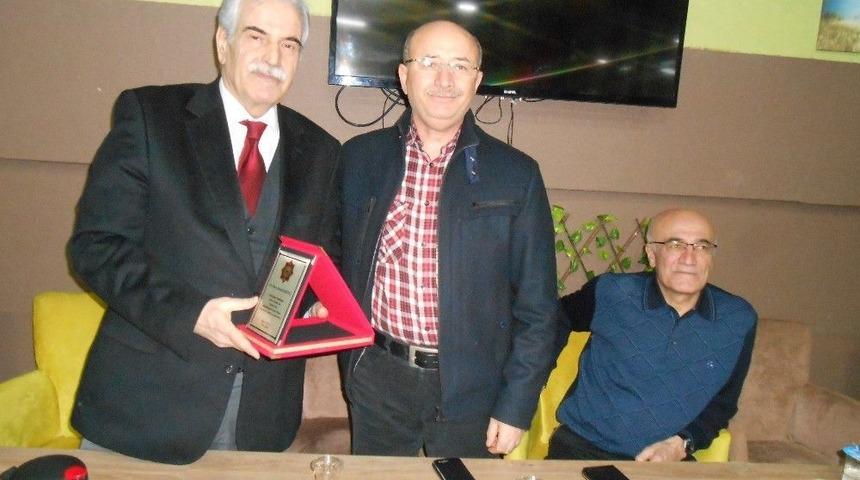 Emekliye Ayrılan Notere Veda Yemeği Ve Teşekk&uuml;r Plaketi