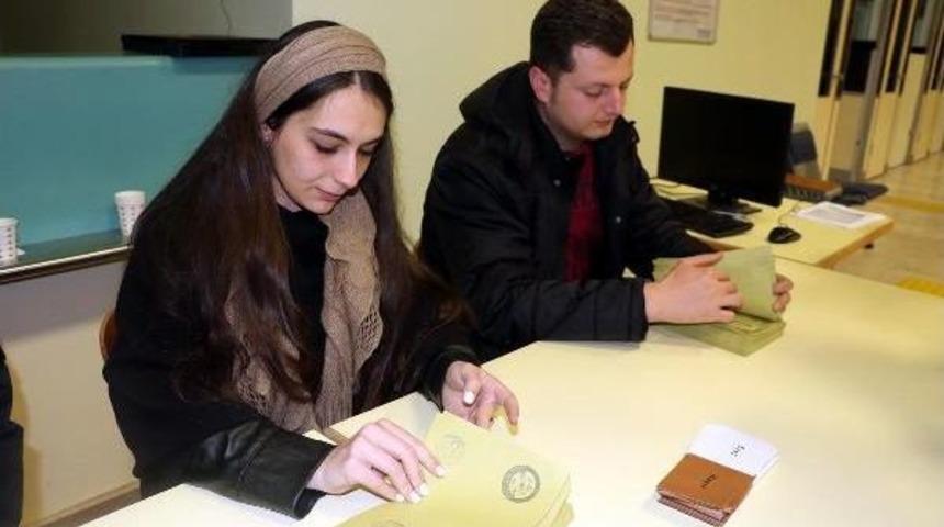 G&uuml;mr&uuml;k Kapılarında Oy Verme Işlemleri Başladı