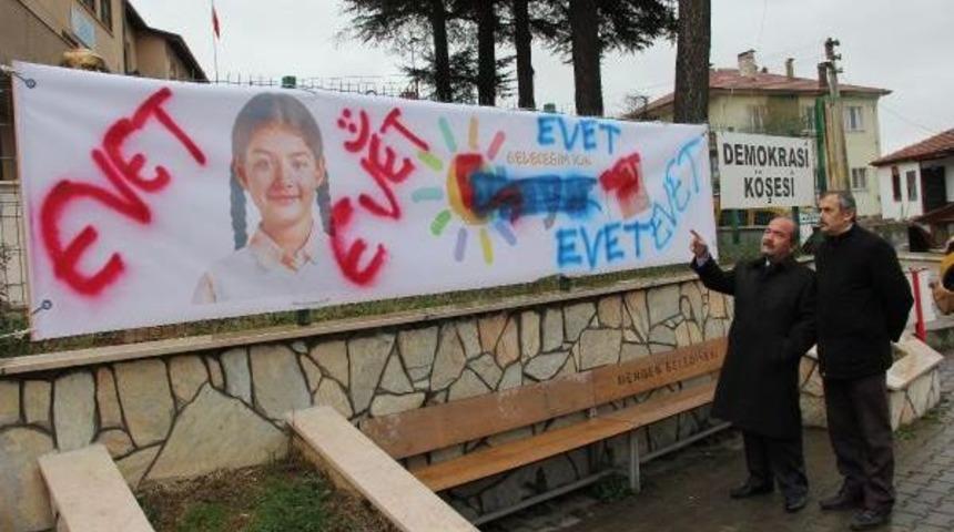 Chp'nin 'hayır' Afişinin Tahrip Edilmesi G&uuml;venlik Kamerasında