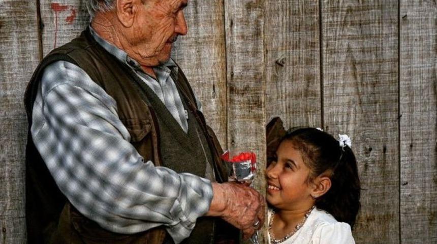 Pelitalanlı &Ouml;ğrencilerden Yaşlılara Saygı