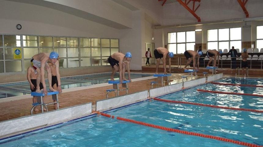 Şırnak&rsquo;ta Yarı Olimpik Y&uuml;zme Havuzu Hizmet Vermeye Başladı