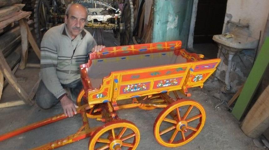 Havranlı Atlı Araba Ustası Minyat&uuml;r Atlı Araba &Uuml;retmeye Başladı