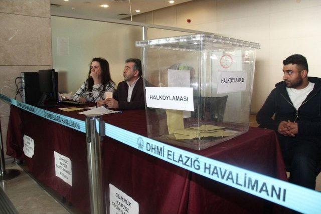 Elazığ Havalimanında Referandum Oylaması Başladı