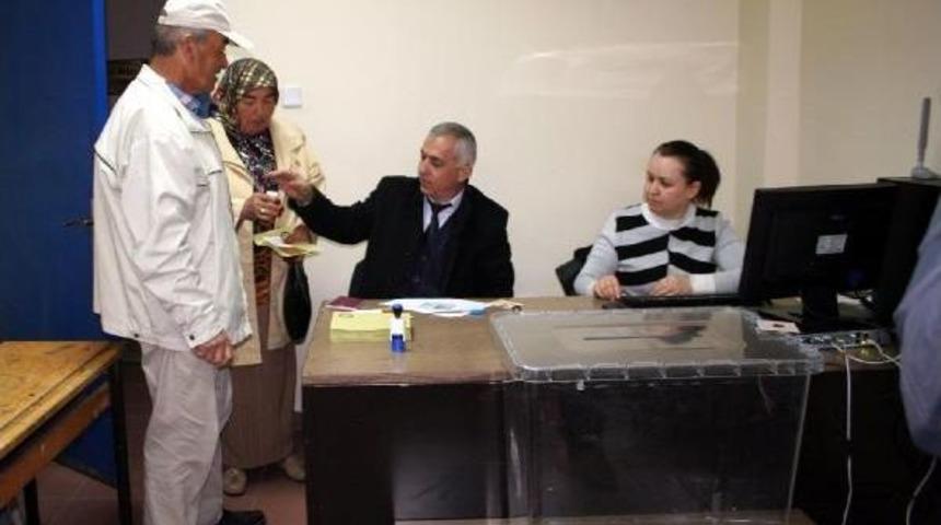 Zonguldak Havalimanı'nda Gurbet&ccedil;iler Oy Kullandı