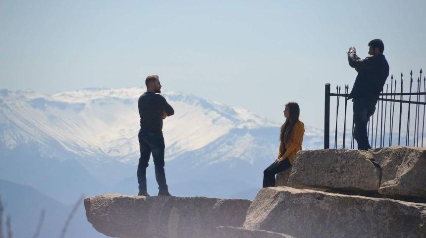 G&uuml;neşi G&ouml;ren Tepeye Akın Etti